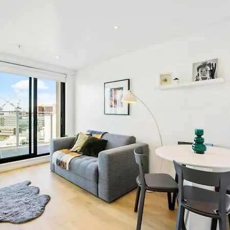 City Seaview Stunner With Pool And Gym